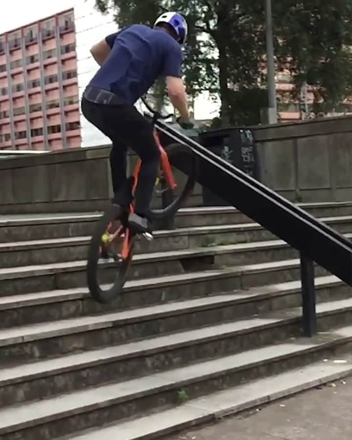 レッドブルのインスタグラム：「@danny_macaskill ☝️ always one (or eight) steps ahead . @redbullbike #redbull #givesyouwings #bikelife #trials #fromwhereiride #stairs」