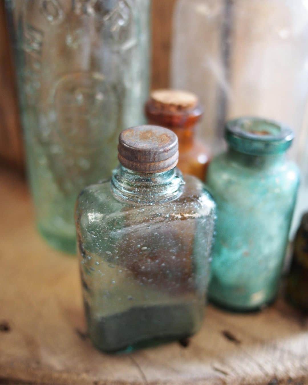 akiさんのインスタグラム写真 - (akiInstagram)「今日はふらっと @zakka_towi  さんの週末セールにお邪魔してきました♪  魅力的なのがいっぱいだったけど、グッとこらえてめっちゃお得なセール品の小物と、この可愛い小さなガラス瓶をお迎えでしてきました😊  瓶好きにはたまらないたくさんの気泡とサビサビな蓋がツボでした💕  #antique #vintage #junk #rustic #古道具 #shopping #zakka_towi #bottle #glass #ガラス #瓶 #display #interior #interiordesign #インテリア #homedecor #lifestyle #暮らし」8月18日 16時51分 - akiko_quatresaisons