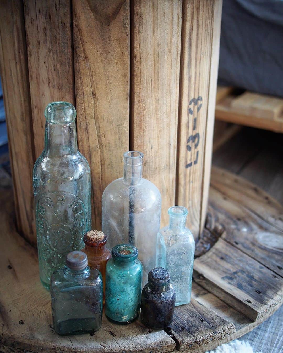 akiさんのインスタグラム写真 - (akiInstagram)「今日はふらっと @zakka_towi  さんの週末セールにお邪魔してきました♪  魅力的なのがいっぱいだったけど、グッとこらえてめっちゃお得なセール品の小物と、この可愛い小さなガラス瓶をお迎えでしてきました😊  瓶好きにはたまらないたくさんの気泡とサビサビな蓋がツボでした💕  #antique #vintage #junk #rustic #古道具 #shopping #zakka_towi #bottle #glass #ガラス #瓶 #display #interior #interiordesign #インテリア #homedecor #lifestyle #暮らし」8月18日 16時51分 - akiko_quatresaisons