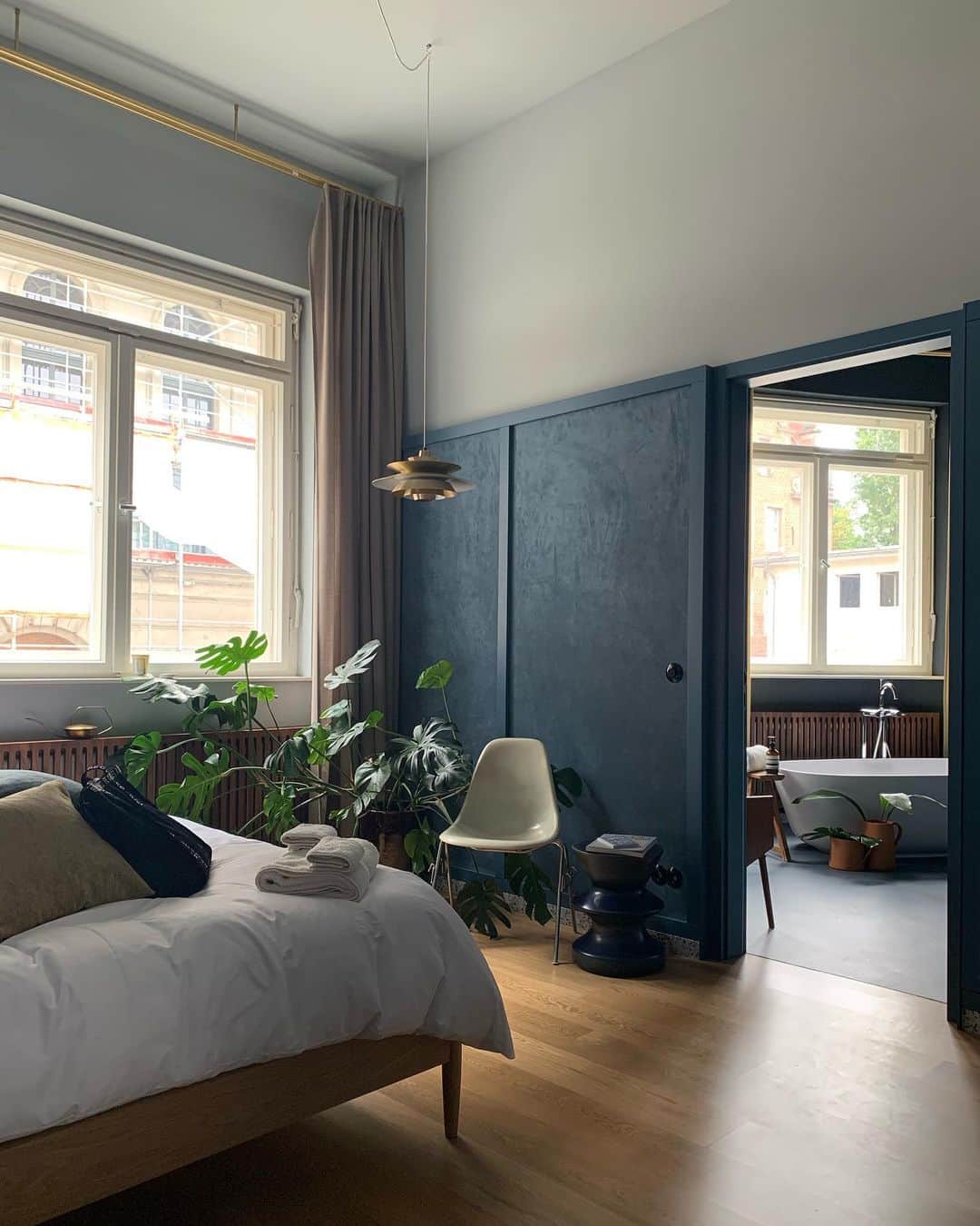川上俊のインスタグラム：「Berlin/ Guest Room  in Bauhaus Architecture - 今回のベルリン出張では、バウハウス全盛期に設計された建築の中にある友人のオフィスに併設するゲストルームに泊まらせてもらっていまして、予想以上に美しいデザインとクオリティで驚かせてもらっています。  ハイブランドなどのリテールのブランドコンサルティングを行う会社のゲストルームなのだから、当たり前のクオリティなのだろうけれど。サラッとセンス良く無理せずデザインとスタイリングしているという雰囲気があって、居心地がいい。人もチームも丁寧で親切で、人柄が現れている。  はじめの出逢いは、彼らが東京にマーケットリサーチに来た時、お客さんとしてたまたま立ち寄った artless craft tea & coffee のデザインやブランドにとても感動して、いきなり「オーナーを呼んでくれ」と、呼び出されたという出来事からのはじまり。  デザインが引き合わせてくれた幸せな出逢い。 こういう出逢いがあるから、僕はいつもデザインという仕事ができて幸せだと感じています。  #shunkawakami  #artless」