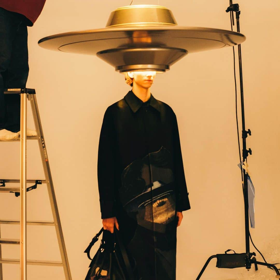 Valentinoさんのインスタグラム写真 - (ValentinoInstagram)「A prop UFO, which serves as a symbol for the collaboration between Valentino and @undercover_lab, is shot behind the scenes of the #ValentinoUndercover campaign.」8月18日 16時48分 - maisonvalentino