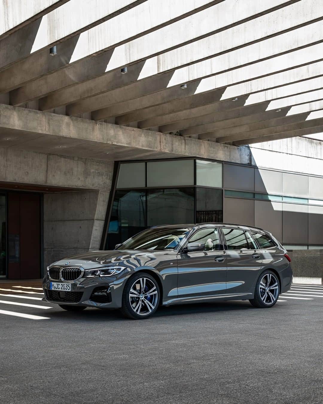 BMWのインスタグラム：「Appearance and performance are the key factors for a real sportsman. The BMW 3 Series Touring. #THE3 #BMW #3Series」
