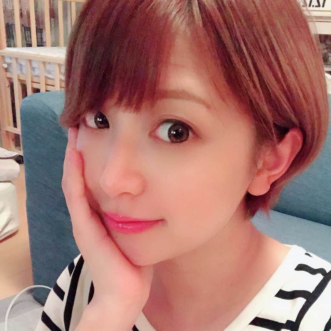 矢口真里さんのインスタグラム写真 - (矢口真里Instagram)「一昨日退院して、絶賛育児ドタバタ中の私です😂💦今日はお客さん来たから久しぶりにメイクしてみましたよ😁✨ 若干、髪の毛間に合わなかったけどw とりあえず寝不足でも愛しくて幸せな毎日を過ごしております😭✨ ・ ・ しかしこんなにスマホ触れなくなるとは思わなかった😊💦」8月18日 17時00分 - mariyaguchi_official