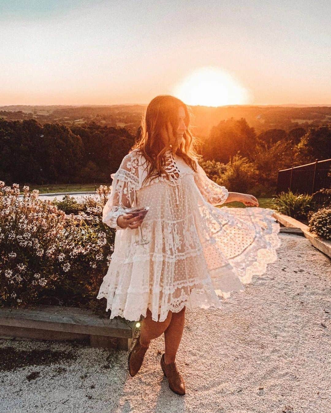 SPELLさんのインスタグラム写真 - (SPELLInstagram)「Magical sunset drinks in the Byron Hinterland with our @melcarrero_ 🌅✨ swish’n in our Dawn Lace Mini Playdress 💛」8月18日 16時53分 - spell