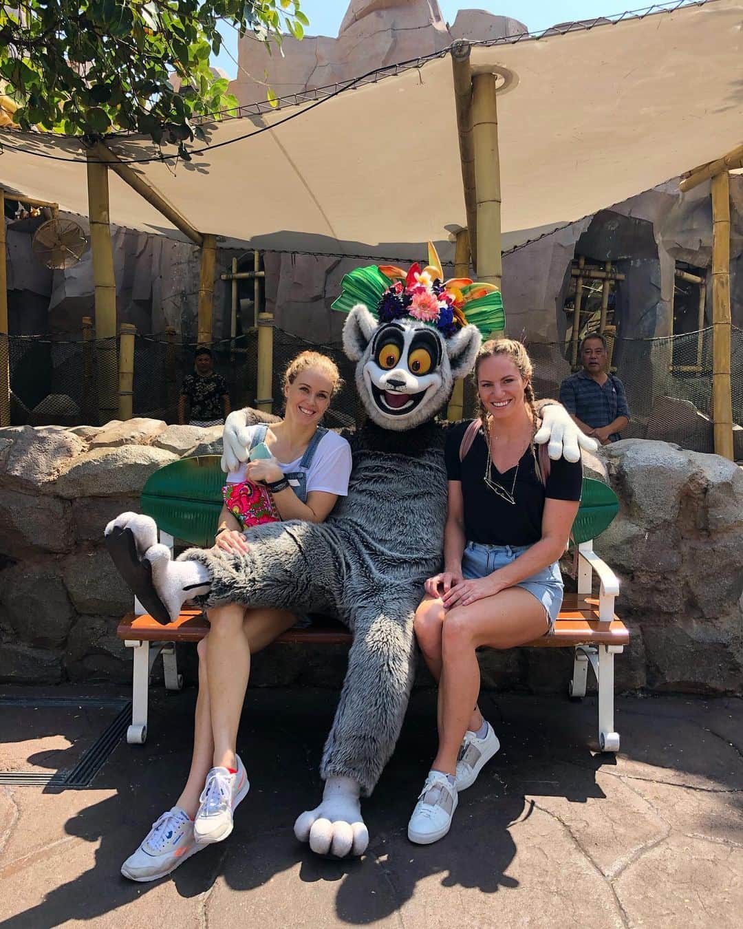 エミリー・シーボームのインスタグラム：「I like to move it move it.  #singapore #universalstudios #swc19 #madagascar」