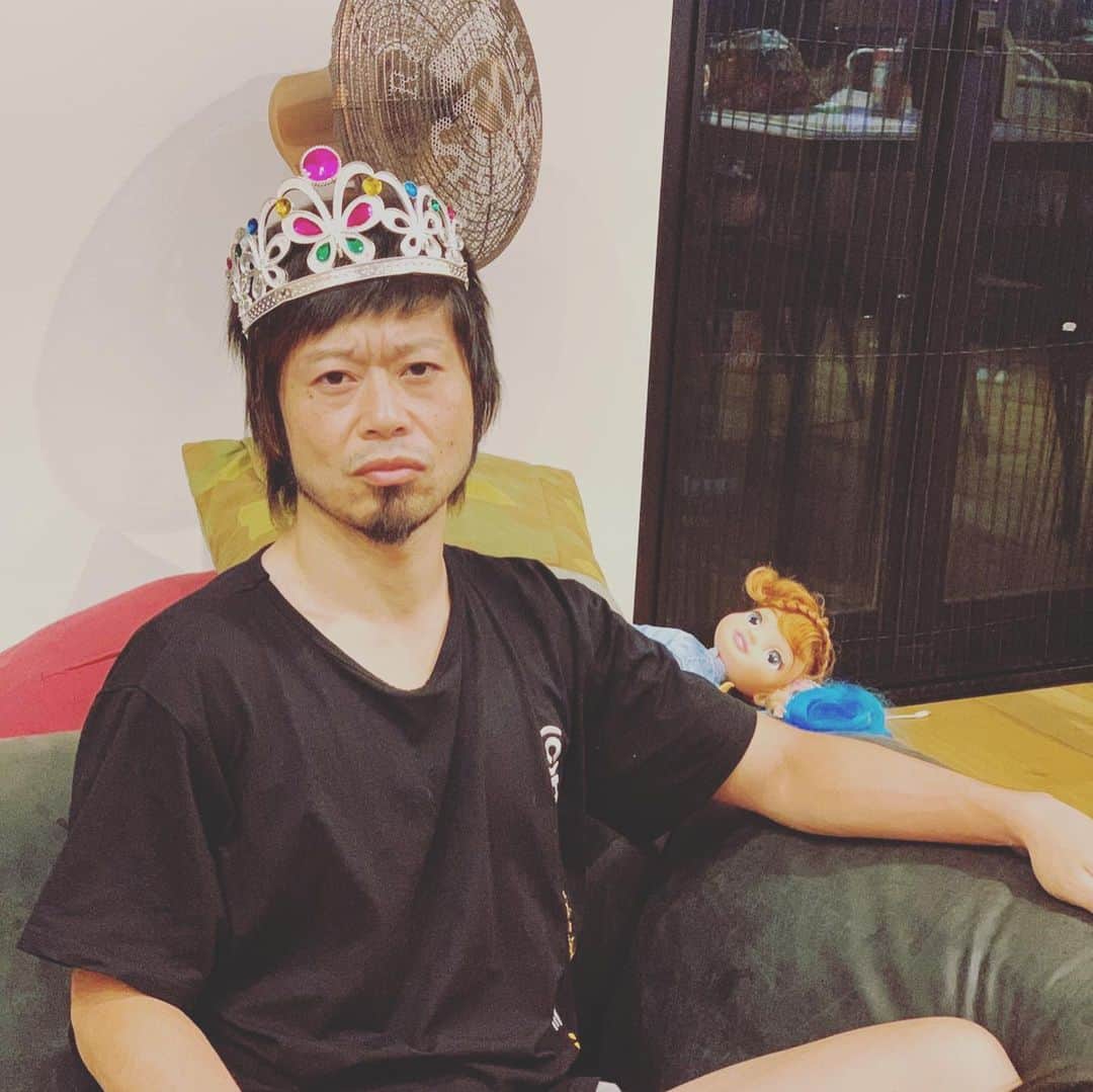 上中丈弥のインスタグラム：「昔から応援してくれてる友達の家で飯食って、姫にしてもらって、なかやまきんに君みたいな帽子被らせてもらった1日。出会った23歳の頃に戻してくれる。もちろん俊哉も楽しそうにしてました。 #イナ戦 #イナズマ戦隊」