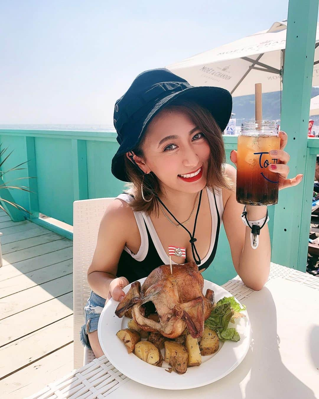 照井和希さんのインスタグラム写真 - (照井和希Instagram)「昨日は今年2回目の海へ〜！ To the sea for Yuigahama beach でのんびりチルday 🌈🌞 ChickenMan の大きいチキンを食べました🤣🙌🏽✨ ． シャワールームもあるし レディースルームには コテやドライヤー 後はシャンプーコンディショナーも充実してて 海でいっぱい遊んだ後には持ってこいの場所🤫🙌🏽💕 ． 17時までで、15時過ぎからはシャワーも 混み出すので利用される方はお早めに🤟🏾 ． ． 焼けたな〜🤣🤣🤣🌈🌈 ． ． @chickenman.tokyo @sabroso.yokoham ． ． #totheseahawaii #ハンスグローエのパウダーレイン #パウダーレインはシルキーなシャワー #シャワーキャンペーン2019 #チキンマン #beach #hawaii #tothesea #tokyo #bikini #bikinigirls #RVCA #由比ヶ浜 #由比ヶ浜カフェ」8月18日 17時00分 - kazu24ki