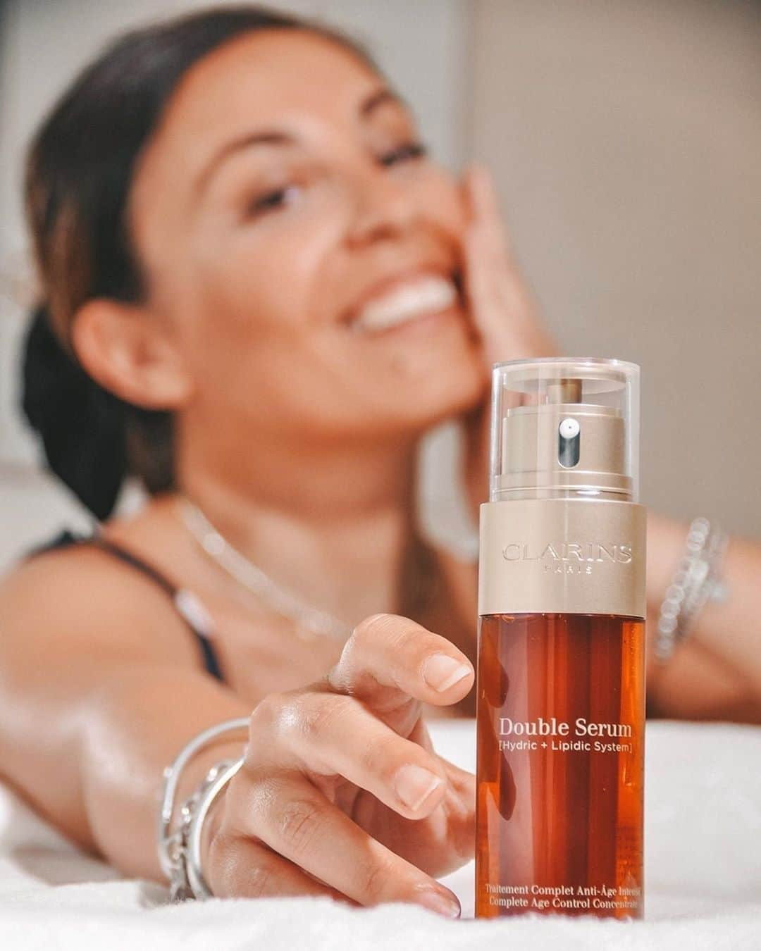 Clarins Italiaさんのインスタグラム写真 - (Clarins ItaliaInstagram)「Perché #DoubleSerum se ho già un siero viso che adoro? . . . Con il tempo, le aggressioni, lo stress, talvolta il sole, le funzioni vitali della pelle da cui dipendono giovinezza e bellezza sono stressate. In caso di stanchezza, un Trattamento con Double Serum in aggiunta alla tua routine abituale può aiutare la pelle a ritrovare vitalità. 3-4 settimane saranno sufficienti per stimolare il rinnovamento cellulare! E tu hai già fatto la tua prova come l'amatissima @zagufashion? ------------ #Clarins #ClarinsSkinCare #FaceCare #FaceRoutine」8月18日 17時00分 - clarinsitalia