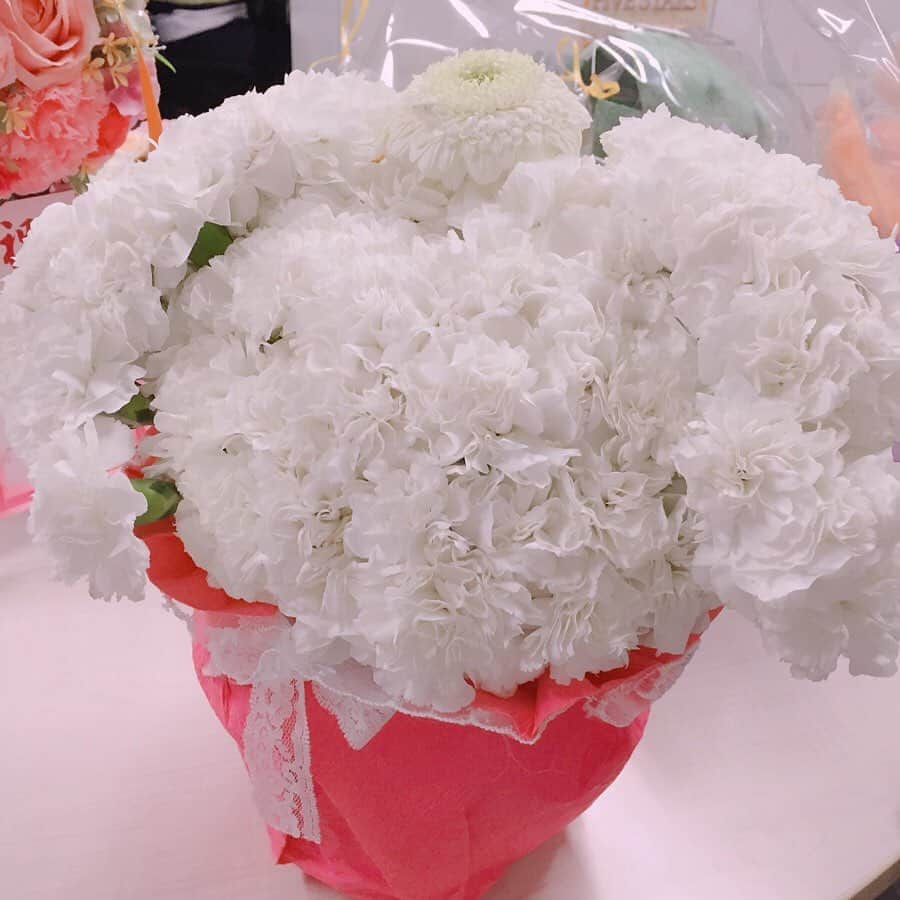 吉田有里さんのインスタグラム写真 - (吉田有里Instagram)「ゆゆらじのくまさんから、 お誕生日おめでとうございます！ 恒例のイラストです！と、 書き下ろしのお祝いイラストをいただきました〜🧡🧡うれじい😭 そして、皆様から頂いたお花やプレゼントも載せさせて頂きます…✨ 寄せ書きもありがたく読ませていただきました！ お気持ち、ありがたく頂戴いたします…！！ (きっと大変だった事でしょう、本当に本当に皆様ありがとう)  捻くれ者で天邪鬼な私ですが そんな変わり者の私を応援してくださる人はとっても貴重で、ありがたくて…感謝感謝です。 これからも私らしく、自由に進んでいきたいです。 HBDじぶん！！！！！！ #吉田有里 #ありがとうございます」8月18日 17時03分 - yu_ri_ysd