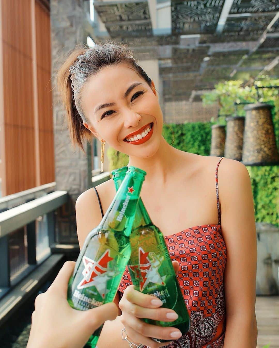 ソニアのインスタグラム：「CONTEST CLOSED! . Due to overwhelming response here, the @heinekensg team has extended 10 pairs of tickets in total! 💚Congratulations to: @michellekohh @michtheseira @benjaminhytan @bryantwy @bananavan @jo___wheee @faeryorbit @pixieblooms @maigou_jr  And the winner of the meet and greet is... @joannefaithhh!! 🥳🥳 The @heinekensg @aka_asia team will be reaching out to get your details. SEE YOU GUYS THIS THURSDAY NIGHT! . . The @heinekensg team and I are going through all 500++ comments and will be announcing the winners on IG stories later today! I’ve got some good news... due to the overwhelming response, I have 10 pairs of tickets to the party for you! Stay tuned! 💚 . The F1 season is coming and I have 5 pairs of tickets to join me at the exclusive Heineken®️ Pre-Race Party with @flume on 22nd Aug. ONE lucky pair will also get to come backstage with me to meet him 🤩 Here’s what you gotta do: . 1) Like this post and tag the BFF you wanna party with in the comments  2) Make sure you’re both following me! . You have to be at least 18 years old to participate.  The competition closes tomorrow night (Mon, 19 Aug 2359) 💚 Comment NOW!!! . #HeinekenF1 #HeinekenSG #HeinekenPreRaceParty @heinekensg」