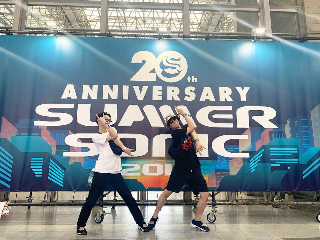 並木一樹さんのインスタグラム写真 - (並木一樹Instagram)「18th August ・ 20周年のサマーソニックにやって参りました🕺🌿🌿最高です！ ・ 最後はパフュームに発狂する友人です👌🏻🕺 ・ Tシャツはストレンジャーシングス で🌿🌿 MAHALIA、SIRUP、Perfume、PREP、山崎まさよし、Chra、ＦＫＪ！！ ・ #サマソニファン #サマソニ #summersonic2019  @summer_sonic #ジョジョ立ち#キラークイーン#サマーソニック」8月18日 17時17分 - casi_namiki