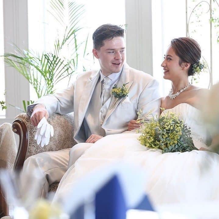 ホテルモントレウェディング【公式】 のインスタグラム：「♥ ￣￣￣￣￣￣￣￣￣￣ @montereyweddingをフォローして 『 #モントレ花嫁 』『 #ホテルモントレ』の タグをつけて投稿してくださいね＊*. ・ ホテルモントレエーデルホフ札幌 @edel_hotelmonterey ・ 撮影の合間の一枚。 自然なおふたりも逃さずおさめます！ 館内撮影も人気です✴ ・ ——————————. ◆ブライダルフェア予約はこちらをcheck＊* http://bit.ly/2pAvY9m ◆ホテルモントレエーデルホフ札幌の公式HPはこちら* https://www.monterey-wedding.jp/edelhof/ ——————————. ・ ◆ホテルモントレ公式HPはこちら* https://www.monterey-wedding.jp ・ #モントレ #モントレ花婿 #プレ花嫁 #卒花 #marry花嫁 #dressy花嫁 #farnyレポ #プラコレ ﻿#maricuru #dressy花嫁 #日本中のプレ花嫁さんと繋がりたい #ウエディングニュース #flower #ウェディングドレス #dress #結婚式 #披露宴 #結婚式場 #2019年秋婚 #2019年冬婚 #ホテルモントレエーデルホフ札幌 #モントレエーデルホフ札幌 #札幌 #ドレス迷子 #カラードレス #ドレス選び #ドレス」