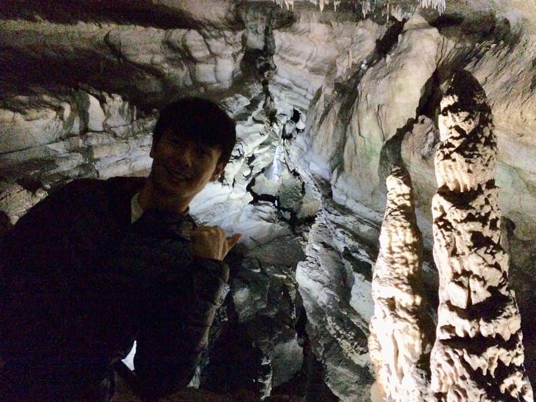 福間洸太朗さんのインスタグラム写真 - (福間洸太朗Instagram)「Cave adventure!! Do you guys see a face on the right column on the first photo?👀 #Grottes #remouchamps #cave #adventure #aventure #nature #belgique #belgium #洞窟 #グロット洞窟群」8月18日 17時18分 - kotarofsky