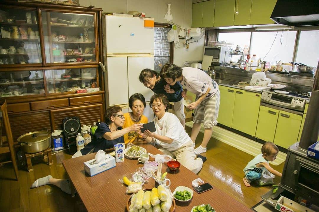 福田瞳さんのインスタグラム写真 - (福田瞳Instagram)「2019.夏 岩手 . . 数々のドラマがあったであろう。 広い台所。 仲の良い6人姉妹。 1人、今回は集まれず。また来年ということで。」8月18日 17時20分 - fukudahitomi610