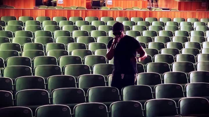 MCハマーのインスタグラム：「Sound Check in #Philly with @GentryKozia this (Mann) is a gorgeous Amphitheatre. 🎙」