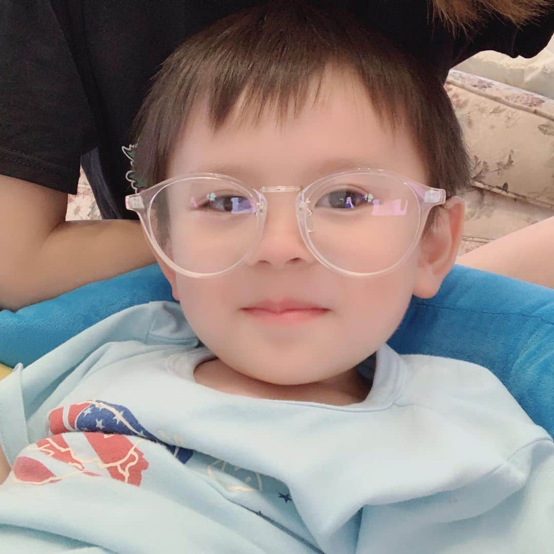 町田亜里香さんのインスタグラム写真 - (町田亜里香Instagram)「今日のわたぴ🥰 じゅきぴに伊達眼鏡👓とられたぴ . . #伊達眼鏡 #伊達眼鏡女子 #ママ  #息子 #5歳になりました」8月18日 17時34分 - ari_gram_111