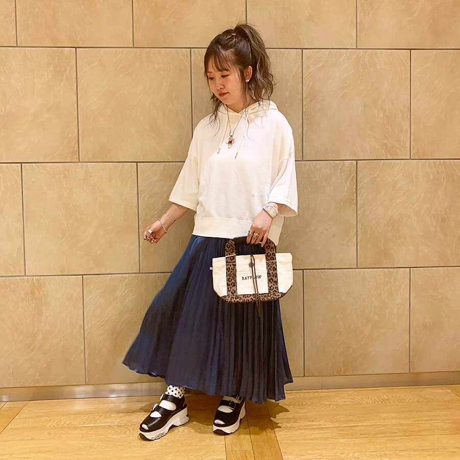 BAYFLOW 新宿店さんのインスタグラム写真 - (BAYFLOW 新宿店Instagram)「. － NEW ARRIVAL － . . . 新作が入荷しました🌈✨ . <トップス> ☑︎フードツキミニウラケPO (850999)¥4,900+tax . 大人気のプルパーカー！ フードにはBAYFLOWのロゴが 刺繍されております🌈✨ カラーも秋口までお使いいただけます🍁 . 〈ボトムス〉 ☑︎ シャインプリーツSK (842914)¥5,900+tax . 光沢感のあるプリーツスカート👑 着心地が良く、サラッと着ていただけます🎐✨ トップスを変えるだけでカジュアルにも 女性らしい上品なスタイルにもなります👗👒 . . 是非店頭にてご覧くださいませ🏄‍♂️🏄‍♀️ . . 皆さまのご来店を スタッフ一同心よりお待ちしております🤙🏽 . . #bayflow#Indian#native#surf#dotstlook#beach#palmtree#denim#dnm#shopping##fashion#ootd#ベイフロー#スター#オーナメント#スターフィッシュ#サーフ#海を感じるインテリア#星条旗#カリフォルニアスタイル#西海岸スタイル#ネイティブ#サーフボード#プリーツスカート#プルパーカー#限定ロゴトート」8月18日 17時32分 - bayflow_shinjuku