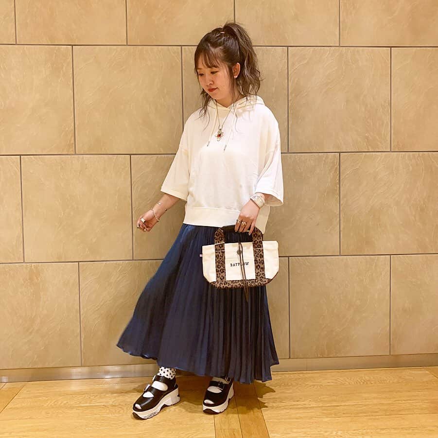 BAYFLOW 新宿店のインスタグラム：「. － NEW ARRIVAL － . . . 新作が入荷しました🌈✨ . <トップス> ☑︎フードツキミニウラケPO (850999)¥4,900+tax . 大人気のプルパーカー！ フードにはBAYFLOWのロゴが 刺繍されております🌈✨ カラーも秋口までお使いいただけます🍁 . 〈ボトムス〉 ☑︎ シャインプリーツSK (842914)¥5,900+tax . 光沢感のあるプリーツスカート👑 着心地が良く、サラッと着ていただけます🎐✨ トップスを変えるだけでカジュアルにも 女性らしい上品なスタイルにもなります👗👒 . . 是非店頭にてご覧くださいませ🏄‍♂️🏄‍♀️ . . 皆さまのご来店を スタッフ一同心よりお待ちしております🤙🏽 . . #bayflow#Indian#native#surf#dotstlook#beach#palmtree#denim#dnm#shopping##fashion#ootd#ベイフロー#スター#オーナメント#スターフィッシュ#サーフ#海を感じるインテリア#星条旗#カリフォルニアスタイル#西海岸スタイル#ネイティブ#サーフボード#プリーツスカート#プルパーカー#限定ロゴトート」
