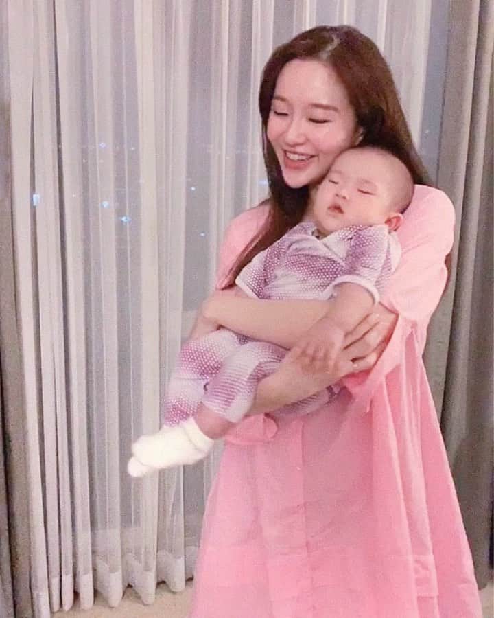 ジェシカ・ヤマダのインスタグラム：「Sleepy Arya is sleepy 📣👶🏻🎵 So, last night Arya just woke up screaming and crying. I immediately picked her up and started singing to her, but I haven’t even got the chance to change her position into a comfier one, she already fell asleep in this position! 😂 @jessbebes 😚💕 . In case you’re wondering, here goes the lyrics:  Arya anak baik Arya anak cantik Arya anak happy  Arya anak pintar Anak yang kreatif Juga berprestasi  Arya Arya~ Arya Arya~ Disayang mamma pappa  Arya Arya~ Arya Arya~ Sayang mamma pappa~  #jessbebes #jessshares #possessiveobsessivemom」