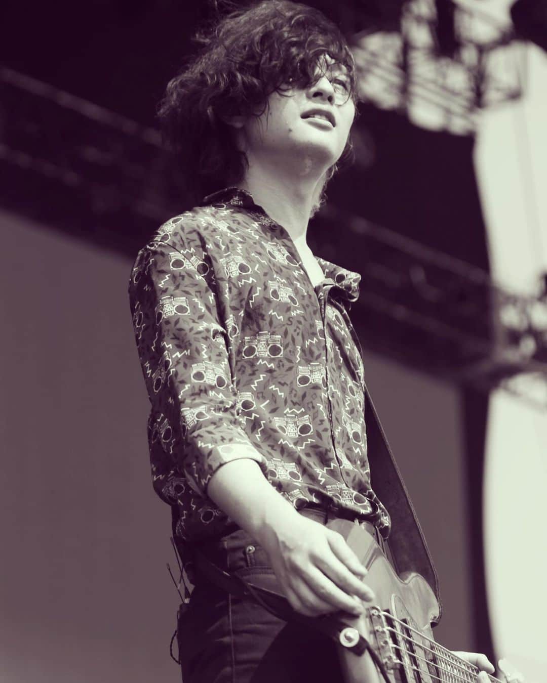 磯部寛之のインスタグラム：「Thank you SUMMER SONIC Osaka! Loved the atmosphere and the burning heat made it it even better. Take care, and see you all soon. Great photos by @ogata_photo Hiro サマソニ大阪ありがとうございました！雰囲気すごく良かったし、灼熱の天気で更に空気がエネルギッシュになってた。皆さんまたすぐにお会いしましょう。 @ogata_photo 撮影の写真。良い写真ばっか。 ひろ #alexandros #summersonic #summersonic2019 #osaka #暑かった #けど #最高 #みんな #水分 #塩分 #ミネラル #多め #で」