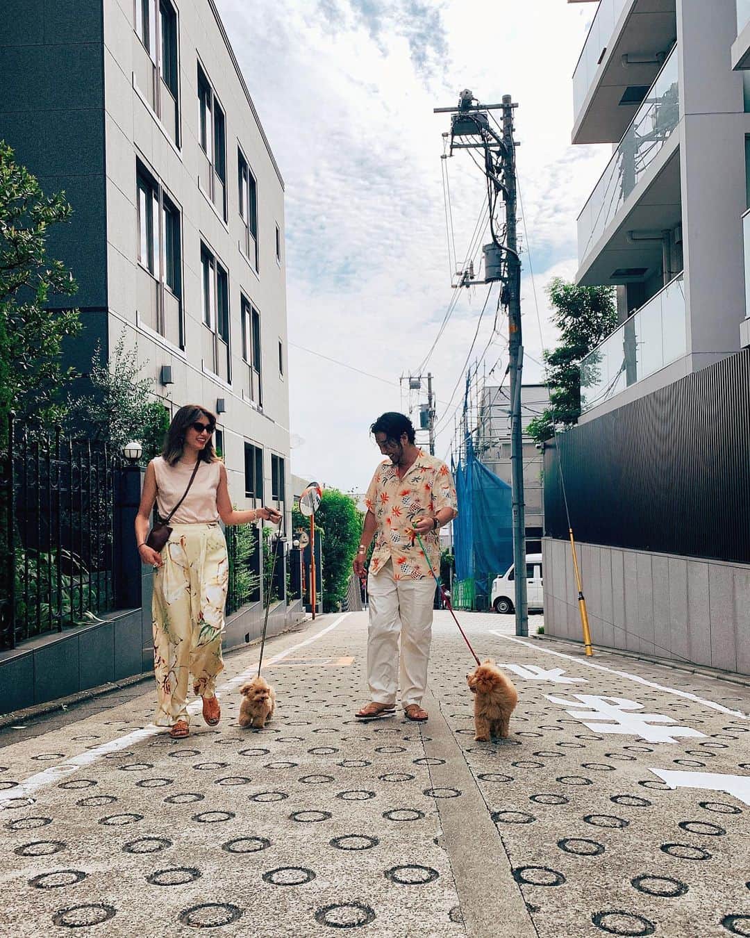 小塚源太のインスタグラム：「Sunday Afternoon🐕🐕 優雅な日曜の午後感がもう🤣」