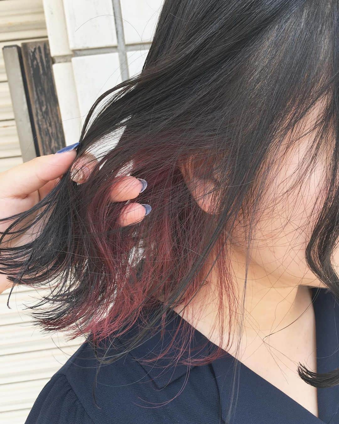 大石亜里紗のインスタグラム：「. . –––––––––––––––––––––––––––– . inner color🐄RED × BLACK . . 柔らかいハイトーンカラー お任せください🦔🌿✨ DM・☎︎からのご予約がおススメ🌻 . –––––––––––––––––––––––––––– . . #crea_arisa 大人気のおススメカラー🌿 #ミルクたっぷりカラー🥛 . 色素薄い外国人のような 赤味のないカラーなら お任せください👩🏼💐 . . #ミルクティーベージュ #ミルクティーカラー #ミルクティーアッシュ #ミルクティー色 #ミルクティーグレージュ #シースルーカラー #パールピンク #ピンクアッシュ #インナーカラーレッド  #インナーカラー  #クリーミーベージュ #ハイライトカラー #ハイトーンカラー #グラデーションカラー #バレイヤージュカラー #色素薄い  #シアカラー  #透明感カラー得意  #コントラストハイライト #大人3Dハイライト #マットカラー #w3dカラー #3dカラー #mery #hpb_hair #lala_hair」