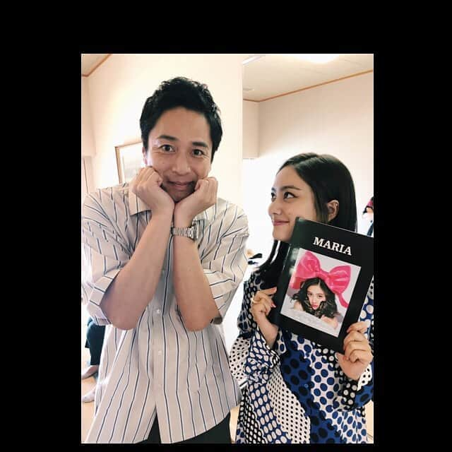 谷まりあさんのインスタグラム写真 - (谷まりあInstagram)「みなさん！大阪のイベント詳細決定しました❤️🥺❤️みんなきーてねん🖤 この前収録で一緒になったとくいっちに同じポーズして写真撮ってもらっちゃいました🙈💕🌹 谷まりあ1st 写真集「MARIA」直筆サイン入りお渡し会 イベント詳細 ◆実施日 2019/9/7（SAT） ◆会場 大阪ベルェベルビューティ＆ブライダル専門学校 〒530-0013 大阪府大阪市北区茶屋町8−３０ ◆時間 11:00~  写真集 購入並び開始  11:30~  写真集 販売スタート ※整理番号をお渡し致します ※1回の購入で最大3冊までとさせて頂きます  12:00~15:00 谷まりあ 直筆サイン入り 1st写真集「MARIA」お渡し会 ◆写真集価格 ¥2100＋税 ◆購入特典 ・当日ご購入されたお客様にはこの日限定で直筆サイン入り写真集を谷まりあより直接手渡しさせて頂きます ※直筆サインとご対応は1回のお渡し会で最大3冊までのご対応とさせて頂きます ◆備考 ※お渡し会は当日写真集を購入された方のみご参加いただけます ※先着順でお渡し会参加の整理券をお渡ししますのでご了承ください ※11:00より前にはお並びいただけませんのでご注意ください 【問い合わせ先】 スターレイプロダクション 03-5774-4622 info@starray-p.com」8月18日 17時45分 - mariaaaa728