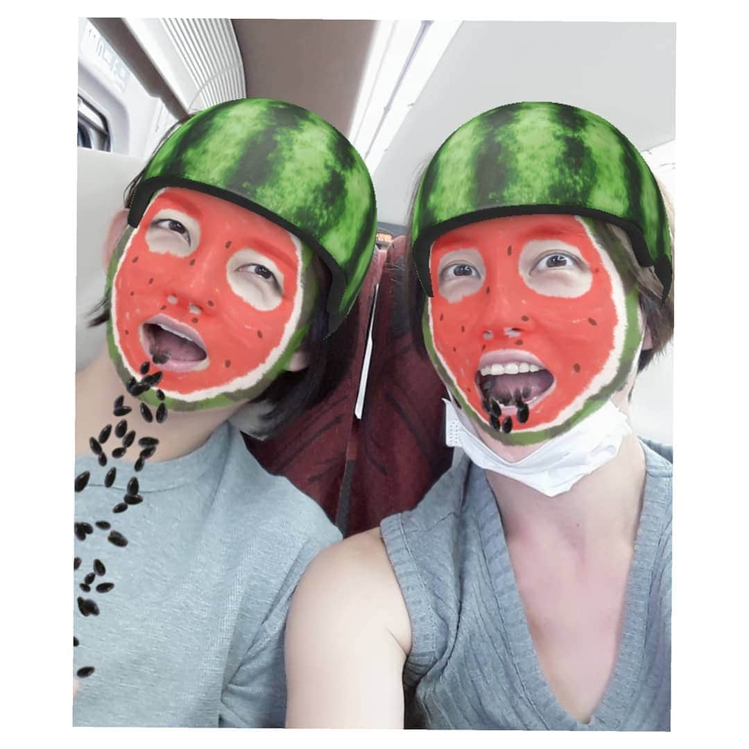 大山未希さんのインスタグラム写真 - (大山未希Instagram)「🍉 キャンプに参加してる子が 帰りの新幹線のなかで私たちのことを 書いてくれました😆 二人ともスマホに夢中(笑) かなり美化されているけども 子供の目にはこう見えてるんだな✨ 腕も細い😂 まぁ現実は２枚目です......(笑) #大山姉妹 #似顔絵 #ありがとう ↓」8月18日 17時47分 - miki_oyama1003