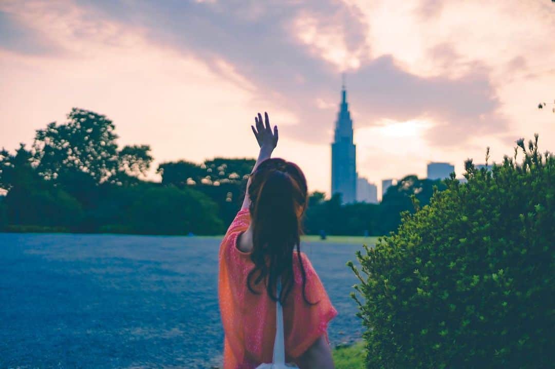 河村友歌のインスタグラム：「夏の夕暮れ in 東京 いぇーい #新宿御苑 #新宿 #夏 #東京 #夕暮れ #夕暮れポートレート #ポートレート  #portraitphotography #portrait」
