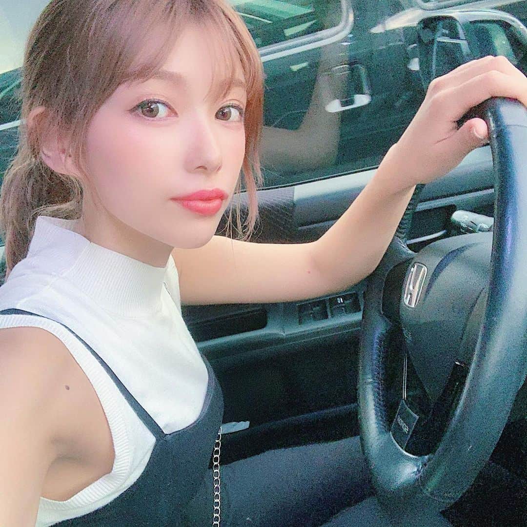 のインスタグラム：「隣乗る？？？🚗 . . #さわやかの待ち時間座ってみたら #家族からの似合わないの連発 #😤😤 #さわやかはいつもげんこつ(関係なさすぎ)」