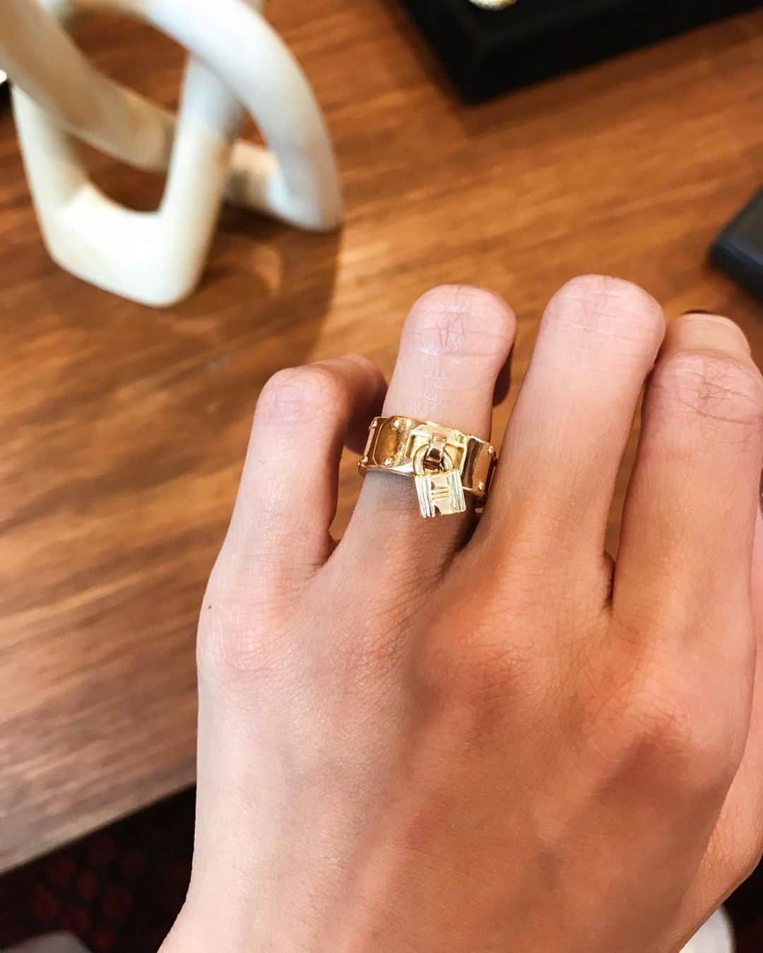 のインスタグラム：「💍 . #hermes #hermesring  #gold」