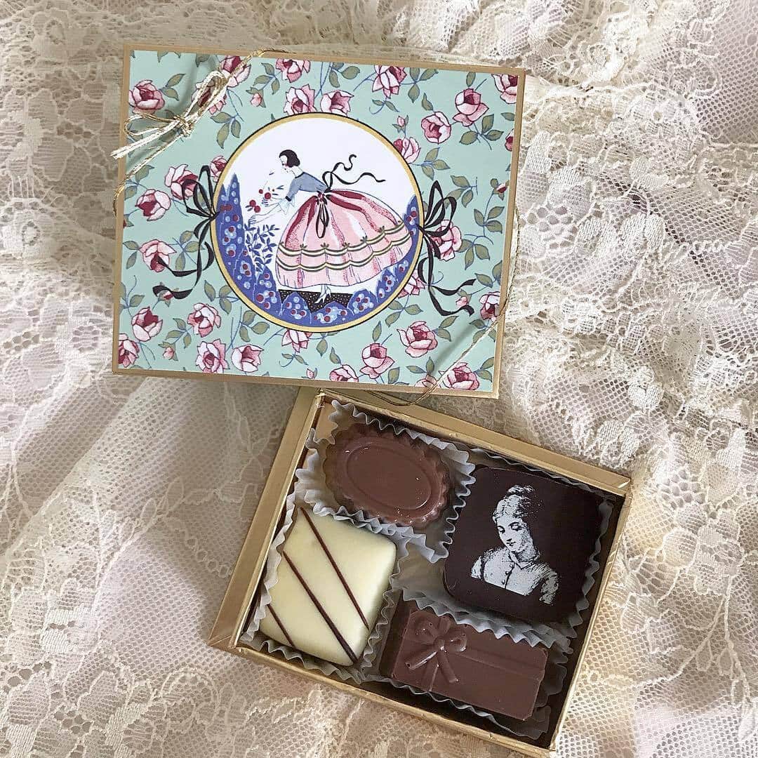 MERYさんのインスタグラム写真 - (MERYInstagram)「. 京都のお土産に『MadamDelluc（マダムドリュック）』のチョコレートはいかが？上品で可愛らしいパッケージはお土産にぴったりですね。チョコレートフレーバーも豊富に揃っています！周りとは一味違ったお土産を選ぶなら、ぜひ♡ . MERYでは他にも「かわいい」に近づくさまざまな情報を発信しています。 @mery.beauty コスメ・美容に特化した情報をお届け♡ @mery_spot 話題のカフェやお出かけスポットをご紹介！ こちらもぜひチェックしてみてください！ . . photo by @rouge.bouquet . #MERY #regram #instagram #kyoto #sweets #present #madamedelluc #chocolate #초콜릿 #インスタ映え #スイーツ #お菓子 #パッケージデザイン #パッケージ #パケ買い #ベルギーチョコレート #京都 #京都祇園 #京都旅行 #マダムドリュック #プレゼント #京都土産 #土産 #お土産 #チョコレート #チョコ #お洒落 #お洒落さんと繋がりたい #MERY女子 #メリー」8月18日 18時00分 - mery.jp