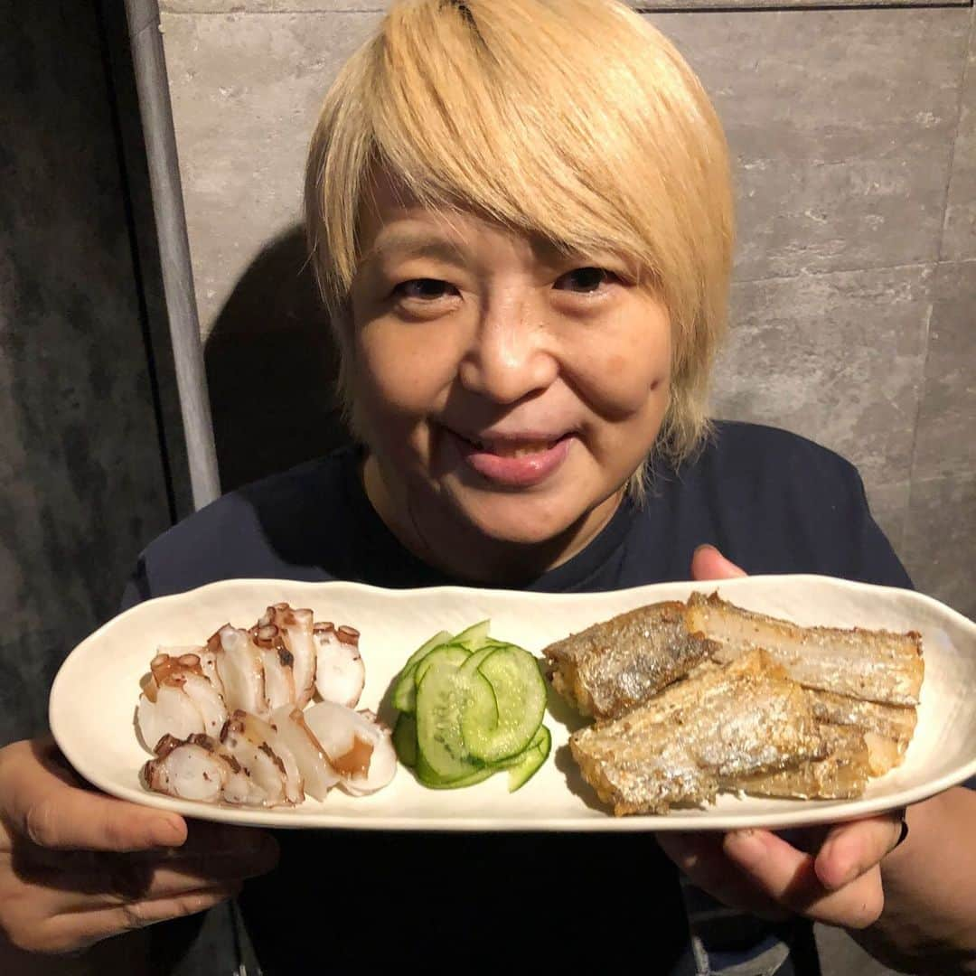 堀田祐美子さんのインスタグラム写真 - (堀田祐美子Instagram)「知り合いが釣ってきたタコと太刀魚。  魚の下処理〜調理法はググれば直ぐに出てくるから意外と簡単！！ タコは茹でて刺身に。  太刀魚は塩焼きとムニエル。  鮮度が良いものは美味しい💕  魚さばきにハマりそう…  次も何か釣って持ってきてーとお願いしました😊✨ 見つめられてもコナふぅは食べれないよ‼️ #yumikohotta#堀田祐美子#woman's #prowrestling#女子プロレス#awg#アクトレスガールズ#アクトレスガールズプレイングマネージャー#犬#dog#bulldog#ブルドッグ#ホワイト#white#ホワイトブルドッグのふぅら#whit bulldog#ブヒ#鼻ぺちゃ#可愛い#toypoodle#トイプードル#コナ#ハーツ82#武蔵小山#スナック#魚さばき#太刀魚#タコ」8月18日 17時53分 - yumiko_hotta