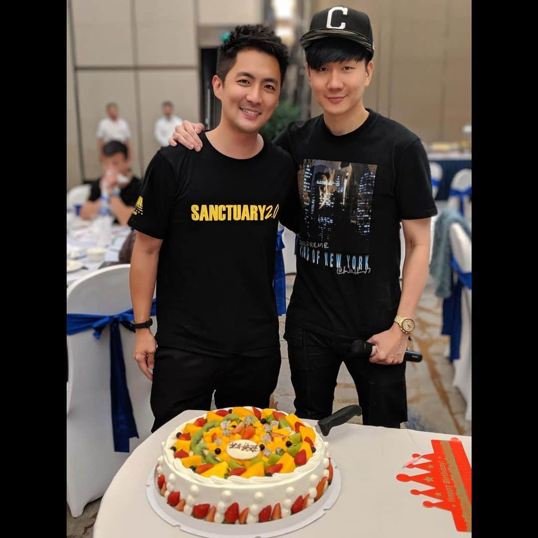 林俊傑さんのインスタグラム写真 - (林俊傑Instagram)「It sure didn’t feel like it was our first time  in Jinhua! We had loads of fun, especially during the birthday duet with  @angjunyang ! Happy birthday!  第一次到金華開唱，你們實在太熱情了！「聖所2.0」54•金華成功！  #sanctuaryworldtour」8月18日 17時55分 - jjlin