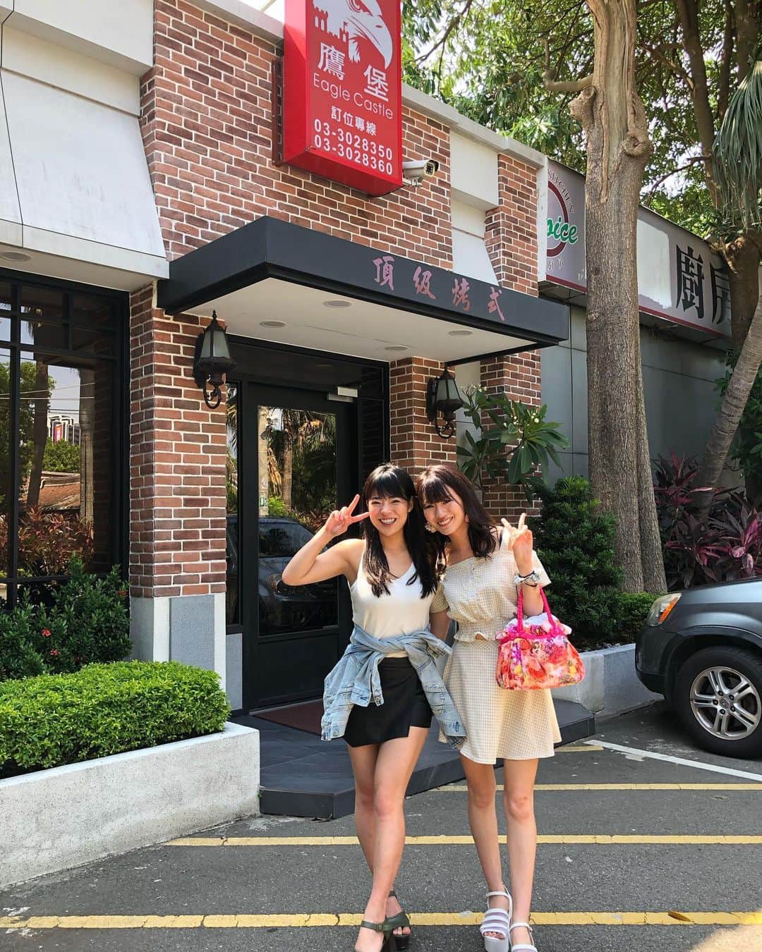 のインスタグラム：「. . ちーちゃんと台湾合流！ 鉄板焼き行ったり 小籠包食べたり 日本の居酒屋🍻行ったり！ . . 最後は桃園空港まで送ってくれました！🚗 ありがとう♡ . . . #海外旅行#台湾旅行#弾丸海外#弾丸トラベラー#鉄板焼#taipei#taiwan#taipeitravel #真夏#夏の旅行#アジア旅行#girlstrip#taipei#taiwantravel#eaglecastle#台湾旅游#小籠包#海鮮#お肉#くま#ワイン#ナパバレー#海外女子旅行#女孩之旅#桃園#桃園空港」
