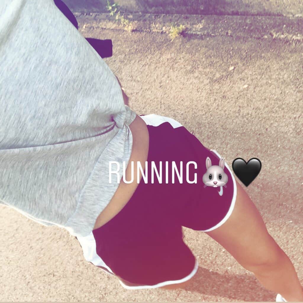のインスタグラム：「running👟💦 裾を結んでいる風トップスはH&Mで見つけました🐰🖤 ・ お盆休みは好きなものを好きなだけ食べたのでまたがんばります！♡ ・ ・ #running #ランニング女子 #hm #nike」
