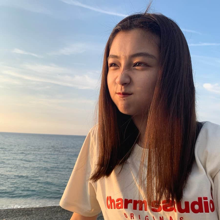 涼海花音さんのインスタグラム写真 - (涼海花音Instagram)「夕日の時間が一番好き🧡 @official_charms」8月18日 18時08分 - kanon_1228