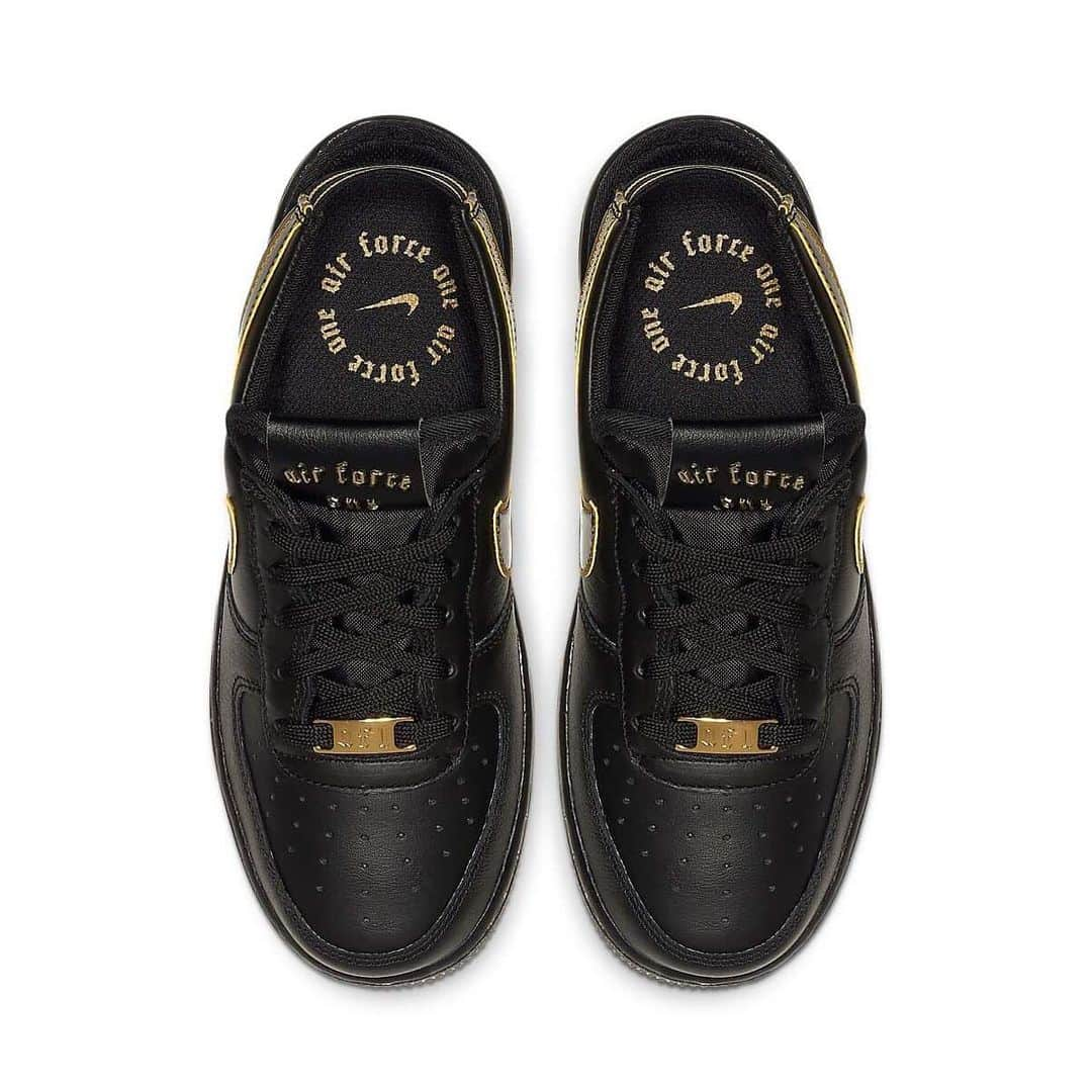 HYPEBEASTさんのインスタグラム写真 - (HYPEBEASTInstagram)「@hypebeastkicks: @nike has dropped a slingback version of the Air Force 1. Coming in a sleek black colorway with gold and metallic details, the shoe’s heel has been replaced with an elastic strap, creating a sandal hybrid that looks similar to @crocs. It’s available now on Nike’s website in Big Kids’ sizing for $90 USD. Photo: Nike」8月18日 18時19分 - hypebeast