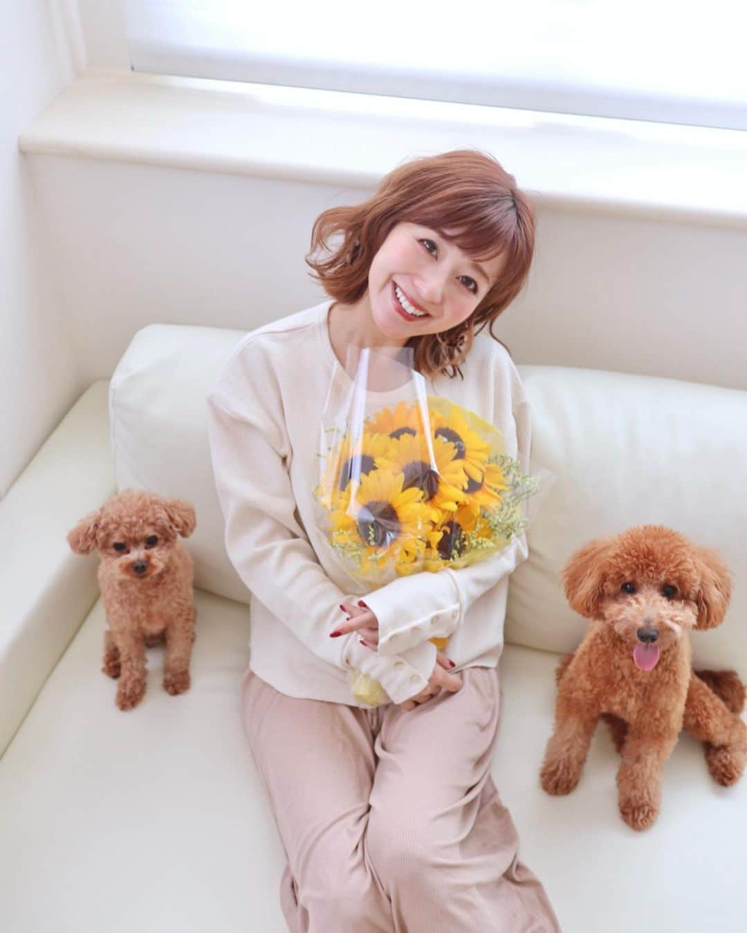 水野佐彩さんのインスタグラム写真 - (水野佐彩Instagram)「・ 🌻🌻🌻🌻🌻🌻🌻🌻🌻🌻 向日葵がウィンクしておる😘 #coordinate  tops#spickandspan @spickandspan_jp  pants#valmuer @valmuer_official  pierce#amelie @amelie_acc  #sサイズコーデ #153cmコーデ #おちびコーデ #おちびの輪 #lpdgem #baycrews #ラポドウジェム #スピックアンドスパン #ベイクルーズ  #gem_styling ・ ・ インスタライブで可愛いって好評だったトップスは 一帆ちゃん @ishidakazuho コラボなの❣️ 涼しくなったらたくさん着たいなあ☺️🌰 合わせて秋メイクにしたのでコスメも載せたよ❤️ #suqqu #トーンタッチアイズ05 #CHANEL #オンブルプフミエールトップコート #327ぺノンブル #ルヴォリュームレヴォリューションドゥシャネル #27ディープエロス #bobbibrown #クラッシュリキッドリップ #07 #オートココア ・ ・ 素肌感を残しつつ 赤みのあるブラウンメイクです💄❤️」8月18日 18時18分 - saaya_mizuno