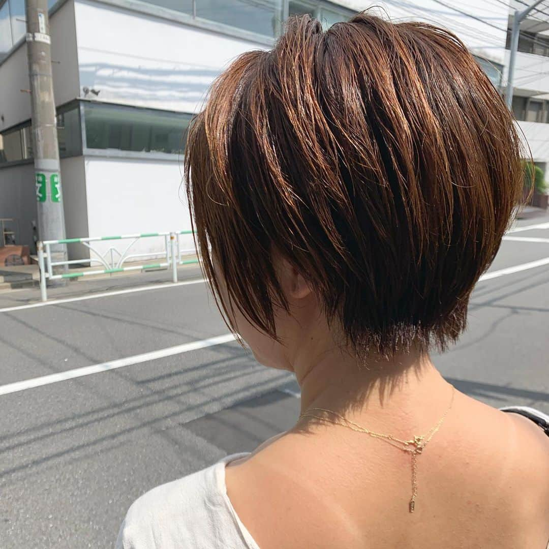 YU-U（工藤由布）さんのインスタグラム写真 - (YU-U（工藤由布）Instagram)「かおさんスピーディcut🤣✂︎ いつも滞在時間30分弱😂😂😂ダッシュ💨笑 🤭👙水着の跡がすごい👙🤭 いつもありがとう🤤🍞🤤🍞 ・・・ #ヘアスタイル #uアレンジ  #ショートヘア」8月18日 18時13分 - nyan22u22nyan