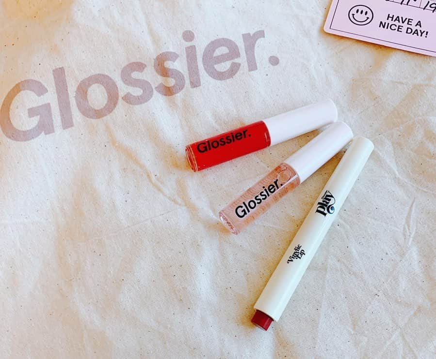 rinさんのインスタグラム写真 - (rinInstagram)「⋆ ⋆ まだNYとLAにしか店舗がない @glossier 👄 ⋆ タイミングよく行けて良かった‼︎ ⋆ 店内人いっぱい‼︎ とりあえずお目当てのリップだけ 買ってすぐ退散༄ ⋆ リップはシンプルな パッケージも可愛い♡ ⋆ 開けたら3つ目のニコちゃん こんにちは☺︎ ⋆ メイクはよく分からないけど リップは好きで色々試したい◟́◞̀ ⋆ ⋆ ⋆ #glossier#la#melrose#make#vinyliclip#gloss#lip#makeup# #ロサンゼルス#メルローズ#グロッシアー#メイク#リップ#ティント」8月18日 18時16分 - rinrin87