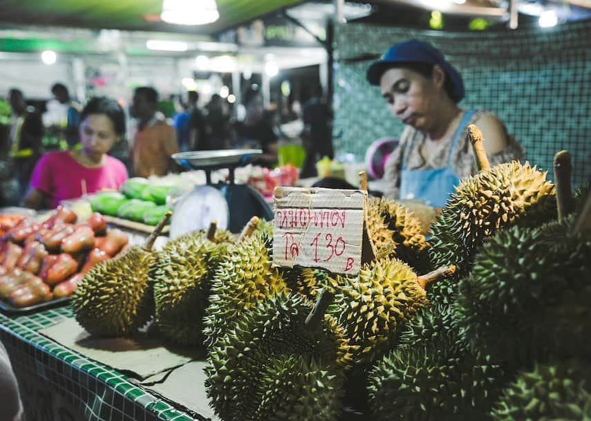 タイ国政府観光庁さんのインスタグラム写真 - (タイ国政府観光庁Instagram)「トラン中心地で毎夜開かれているマーケット「シンタ・ガーデン・ナイトマーケット」をご紹介💁🏻‍♀️﻿ ﻿ 「シンタ・ガーデン・ナイトマーケット」は食べ物や衣服、雑貨、土産物の屋台が並ぶナイトマーケット✨﻿ ﻿ 食べ物の屋台では、新鮮なシーフード料理からタイ伝統スイーツまでローカルグルメを楽しむことができます🌶﻿ ﻿ #タイ #トラン #シンタガーデンナイトマーケット #ナイトマーケット #夜市 #こんなタイ知らなかった #はじめてのタイ #タイ旅行 #タイ料理 #ローカルフード #旅好きな人と繋がりたい #旅行好きな人と繋がりたい #海外旅行 #ローカル体験 #thailand #trang  #cintagardennightmarket #nighatmarket #thaifood #amazingthailand #thailandtravel #thailandtrip #thai #thaistagram #lovethailand #thainess #localexperience  #12hiddengems」8月18日 18時19分 - amazingthailandjp