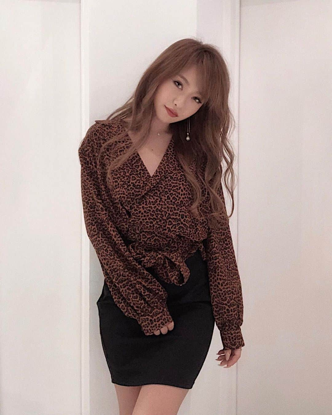 木田絵里香さんのインスタグラム写真 - (木田絵里香Instagram)「. 🐆🖤 .  明日8/19(月) はLUMINEEST休館日です※🐳 . . #fashion#instafashion#lumineest#shinjuku#ootd#outfit#resexxy#leopard#shit#brown#code」8月18日 18時22分 - erika_resexxy