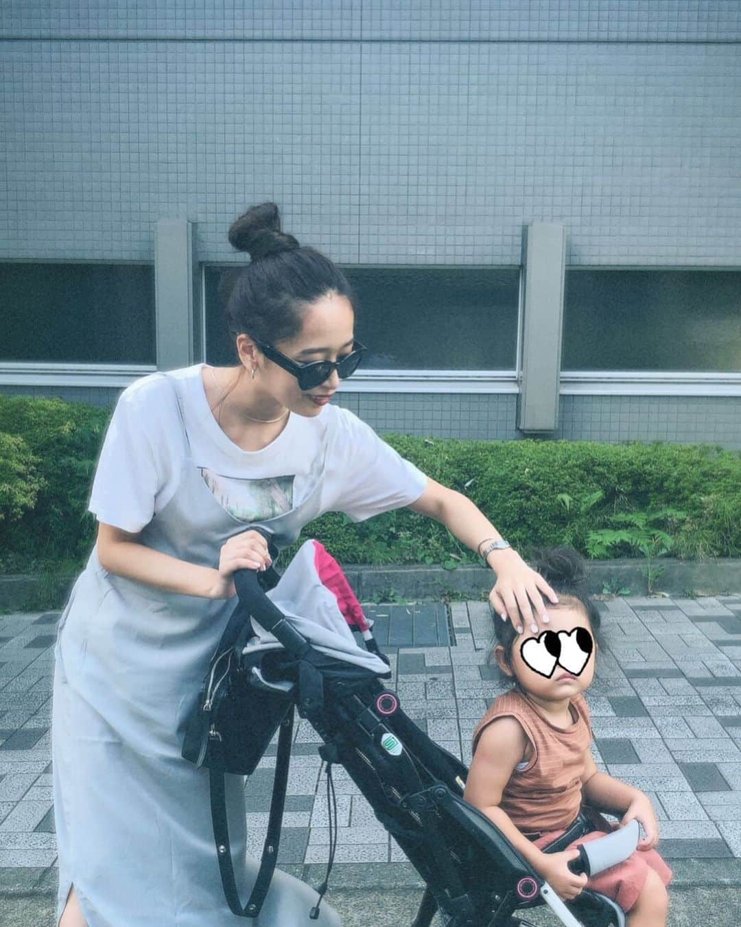 近藤千尋のインスタグラム：「母ちゃんのお休みは今日まで💓 まったりゆっくりして 今日は一緒に @spa_luxe06  へ🎶 妊婦さんも出来るコースがあるから 身体が辛い方は是非相談してみてください❣️ そして娘さん、スクールはまだ夏休み🌞 明日からも一緒にお仕事付いてきてね☺️ #母と娘 #汗ベトベト 笑 #寝起き」