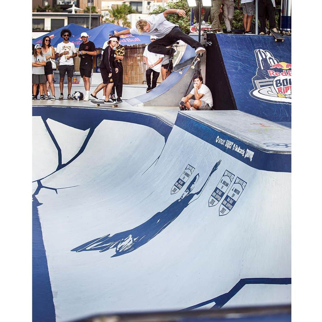 The Berricsさんのインスタグラム写真 - (The BerricsInstagram)「The #redbullbowlrippers day one is over and the top sixteen will move on to tomorrow’s semi final round. @chrisrussell_mbk qualified first with plenty on edge powerful moves and looks to step it up for the final rounds. @alexsorgente @danny_leon @jaimemateu @jake_wooten @luizfrancis.co and others will also be battling for the top spot. 📸 @daveswift01 #skateboardingisfun #berrics」8月18日 18時25分 - berrics