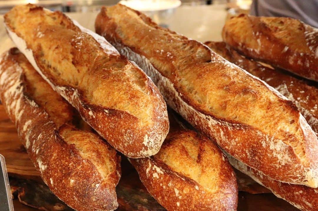 丘の上のパン屋 さんのインスタグラム写真 - (丘の上のパン屋 Instagram)「2019.08.18﻿ ﻿ 丘の上のパン屋です。﻿ ﻿ 本日もたくさんの方のご来店、誠にありがとうございます。﻿ ﻿ 本日も一日暑く、テラス席では焼き立てパンと一緒に自家製のレモンスカッシュや自家製ジンジャエールも好評でした。﻿ まだまだ暑い日が続きますが、ぜひ自家製のレモンスカッシュやジンジャーエールも飲んでみてください。﻿ ﻿ ﻿ 月曜日・火曜日は定休日となります。﻿ また、水曜日からよろしくお願いします。﻿ ﻿ −−−−−−−−−﻿ ﻿ 💬 マイバックのご持参ください﻿ ﻿ 19年8月から、レジ袋が1枚5円となります。﻿ ぜひマイバックのご持参お待ちしております。﻿ ゴミ削減にご協力お願い致します。﻿ ﻿ −−−−−−−−−﻿ ﻿ 💬 スタッフ募集中です﻿ ﻿ 新たに一緒に働いてくれる仲間を募集しております。﻿ ﻿ 応募方法は郵送となります。﻿ 詳細はサイトをご確認ください。﻿ ﻿ −−−−−−−−−﻿ ﻿ 💬 ご予約について﻿ ﻿ ●予約可能商品﻿ ・食パン ﻿ ・カンパーニュ﻿ ・バゲット﻿ ・エッグタルト﻿ ﻿ ※グルテンフリー米粉パン(プレーン、大納言)﻿ ※低糖質ふすまパン(3本から)﻿ ※一升パン﻿ (※は木、金のお渡しになります)﻿ ﻿ 📞 045-530-9683（クロワッサン🥐）﻿ ﻿ −−−−−−−−−﻿ ﻿ 🛒 オンラインショップ﻿ ﻿ グルテンフリーの米粉食パンの﻿ 通販を行っております。﻿ サイトからご確認ください。﻿ ﻿ −−−−−−−−−﻿ ﻿ 🏷﻿ #丘の上のパン屋 #バゲット #カンパーニュ #横浜 #青葉区 #たまプラーザ #ベーカリーカフェ #パン屋 #パン #パン屋さん #横浜パン屋 #🍞 #焼き立てパン #上白糖不使用 #美しが丘 #美しが丘西 #田園都市線 #天然酵母 #国産小麦 #baguette #bakery #boulangerie #boulanger #yokohama#instabread #instafood #pane #sourdough #naturalyeast﻿ ﻿ ﻿」8月18日 18時25分 - okanouenopanya
