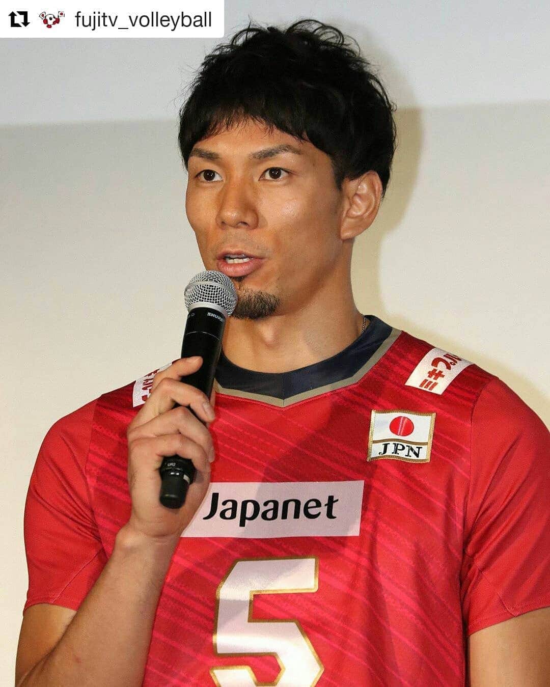 岡山放送さんのインスタグラム写真 - (岡山放送Instagram)「#Repost @fujitv_volleyball (@get_repost) ・・・ ワールドカップへの誓い💪 男子日本代表の福澤達哉選手✨ 『チーム最年長の３３歳です。コート上でベテランの意地と覚悟を見せたいと思います』  2005年、初選出されて以来、長きに渡り日本代表としてチームを支えてきました💪 五輪を知り、世界に勝つことの難しさを知る福澤選手が、その背中で日本を勝利に導きます🏆 #ワールドカップバレー  #9月14日開幕」8月18日 18時25分 - ohk_official
