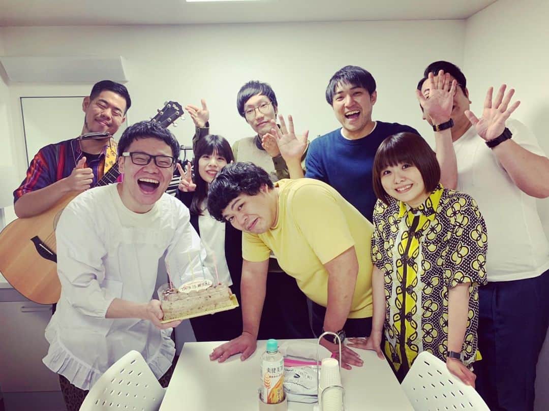 岡下雅典のインスタグラム：「俺の誕生日を祝ってくれライブ楽しかったです💋 スーパー茶番ライブにわざわざ来ていただいたお客さんには感謝しかおまへん🙏 出演してくれたみんなもありがとう💕 途中仕事で抜けた辻井もありがとう💕 みんなのプレゼント大切にします💋」