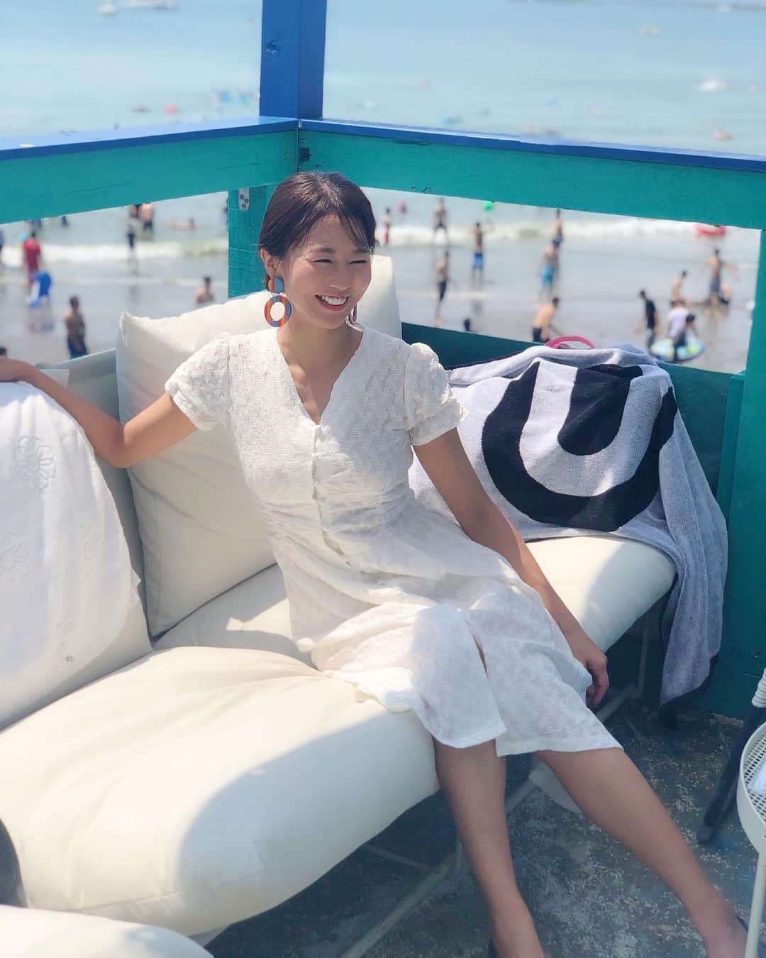 のインスタグラム：「海行ってきました^ ^ 座ってるだけでダイエットになってるくらいの汗😂 . ワンピース▷ @u_dresser . . #sailhus #葉山 #一色海岸 #ワンピース #summer #夏コーデ」