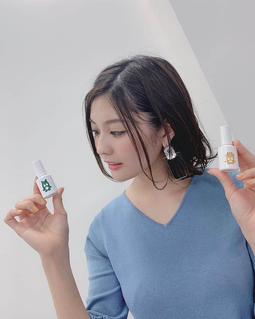 のインスタグラム：「昨日の収録でuka×アベマくんのスペシャルコラボマニキュアを頂いたので収録前に楽屋で塗った☺️﻿ クリアで夏っぽくてかわいいの😍﻿ パッケージもかわいい！ 重ね塗りしたらちゃんと色もつくしいい感じ🙆‍♀️﻿ ﻿ 黄色で塗ってたんだけど、﻿ アベマくんカラーの緑を1本だけ入れた。笑﻿ _﻿ _﻿ _﻿ #abematv #ミッドナイト競輪 #競輪 #生放送 #林ゆめ #ネイル #uka #マニキュア #ポリッシュ #アベマくん」